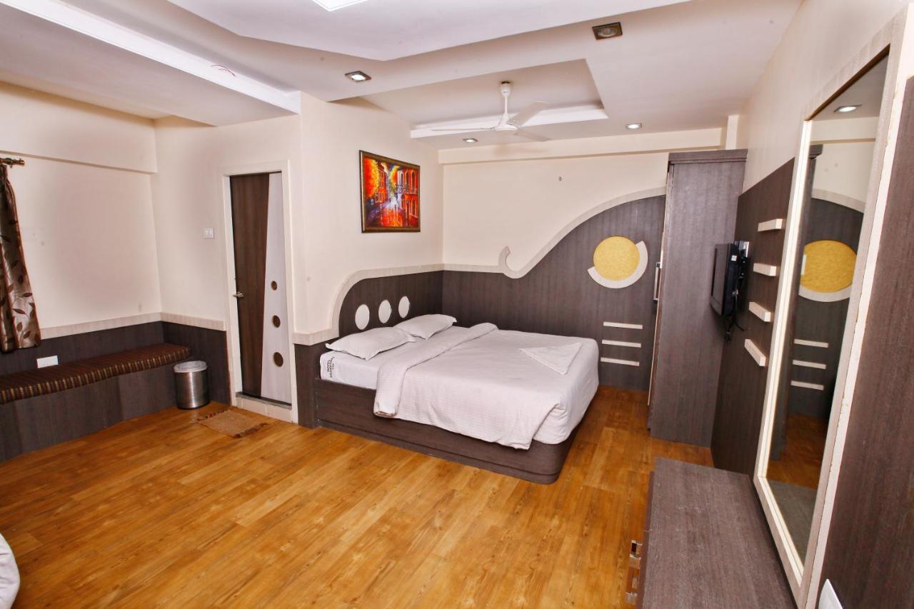 Hotel Vasantham Kojambuttúr Kültér fotó