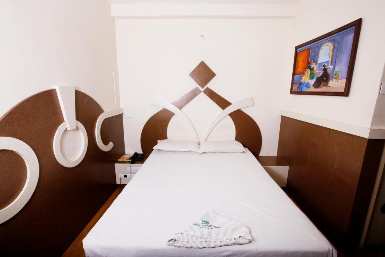 Hotel Vasantham Kojambuttúr Kültér fotó