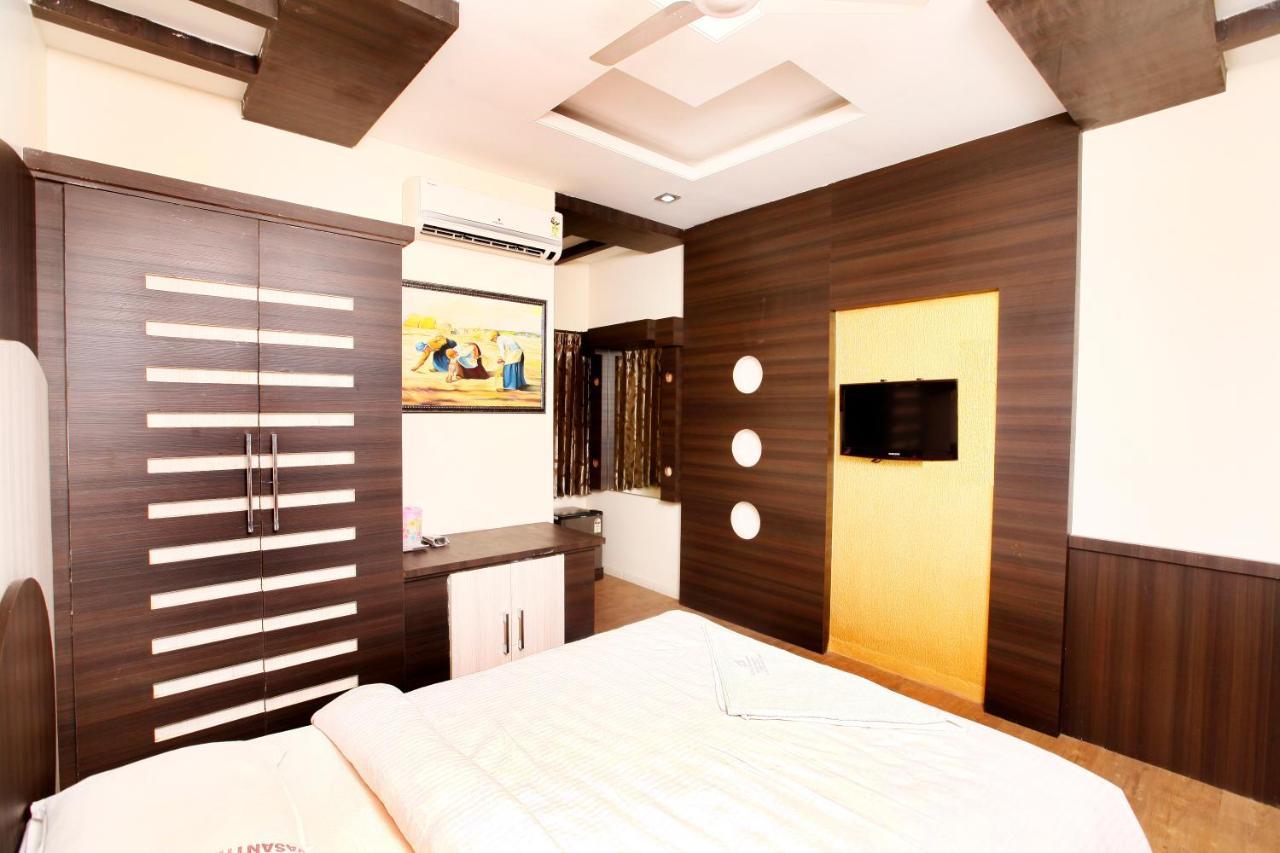 Hotel Vasantham Kojambuttúr Kültér fotó
